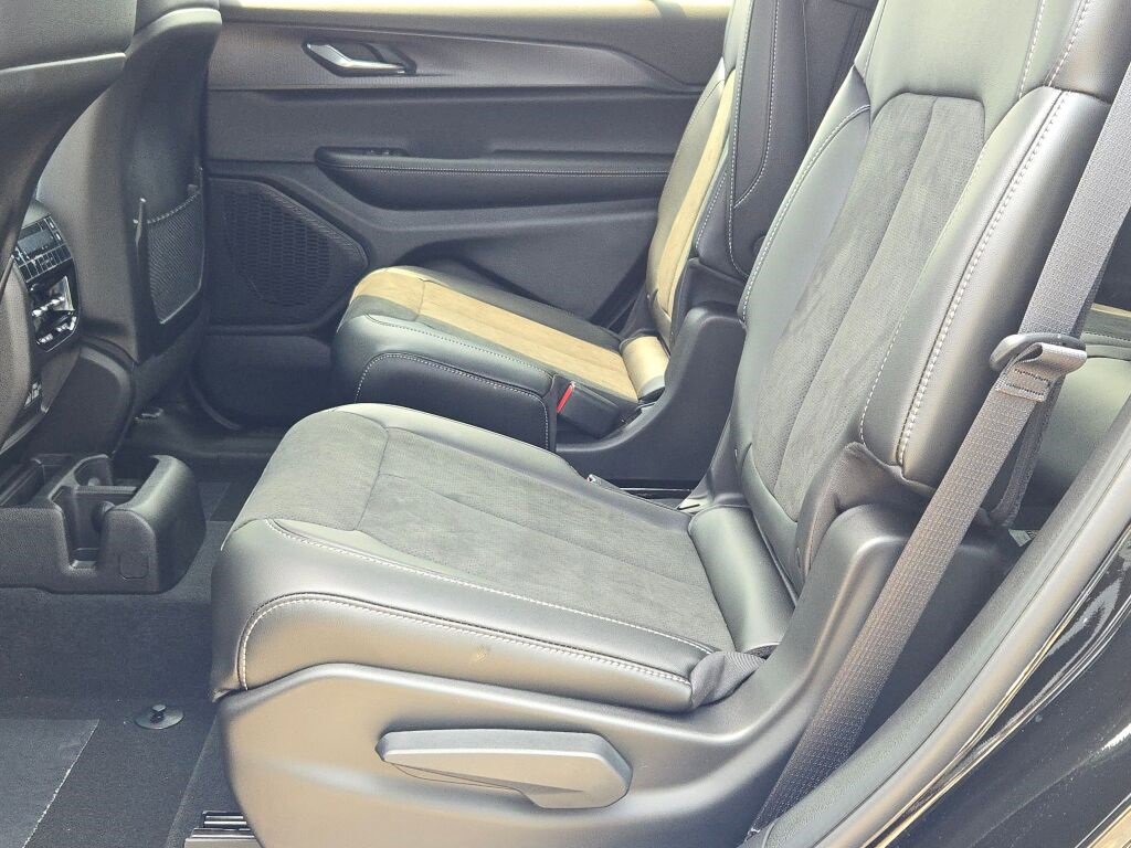 New 2025 Jeep Grand Cherokee L Laredo image 18