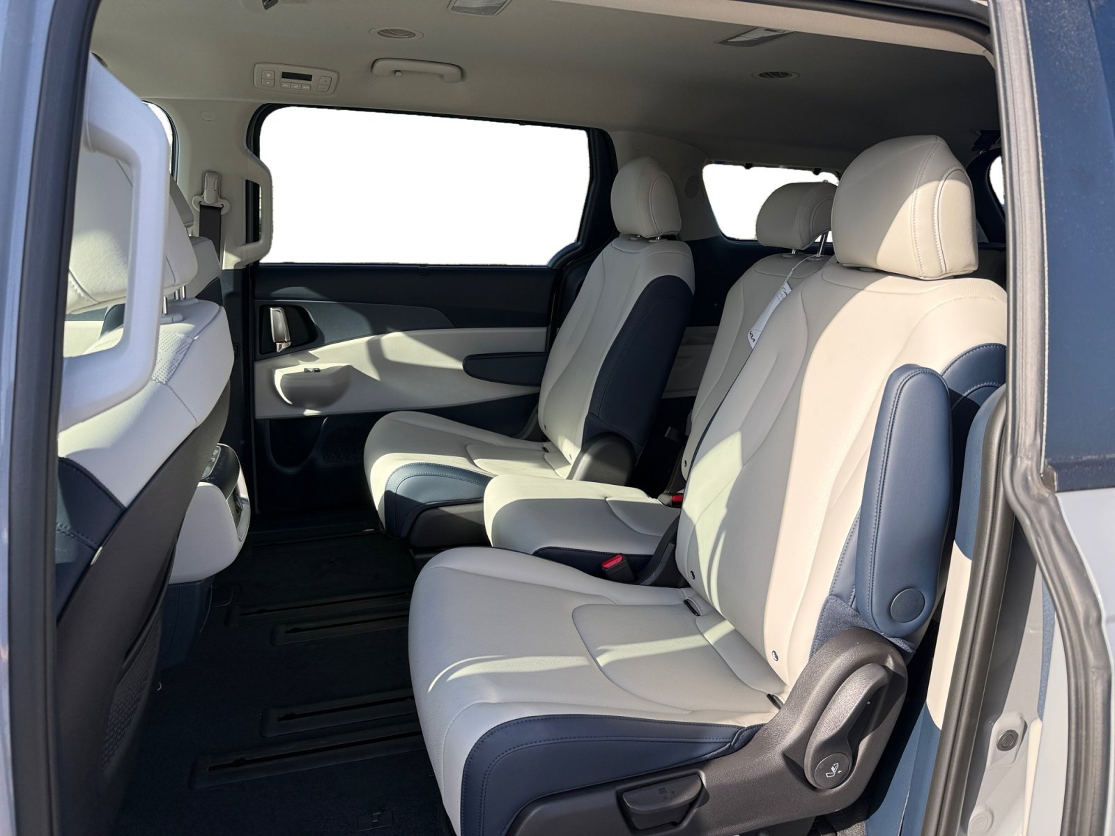 New 2026 Kia Carnival EX image 16