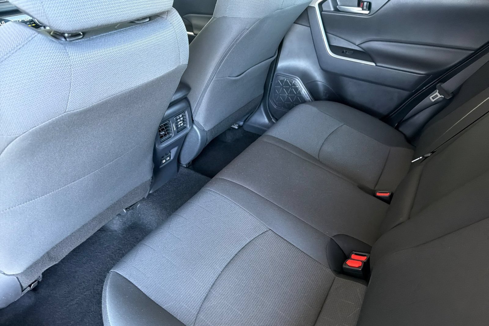 Used 2025 Toyota RAV4 XLE FWD image 14