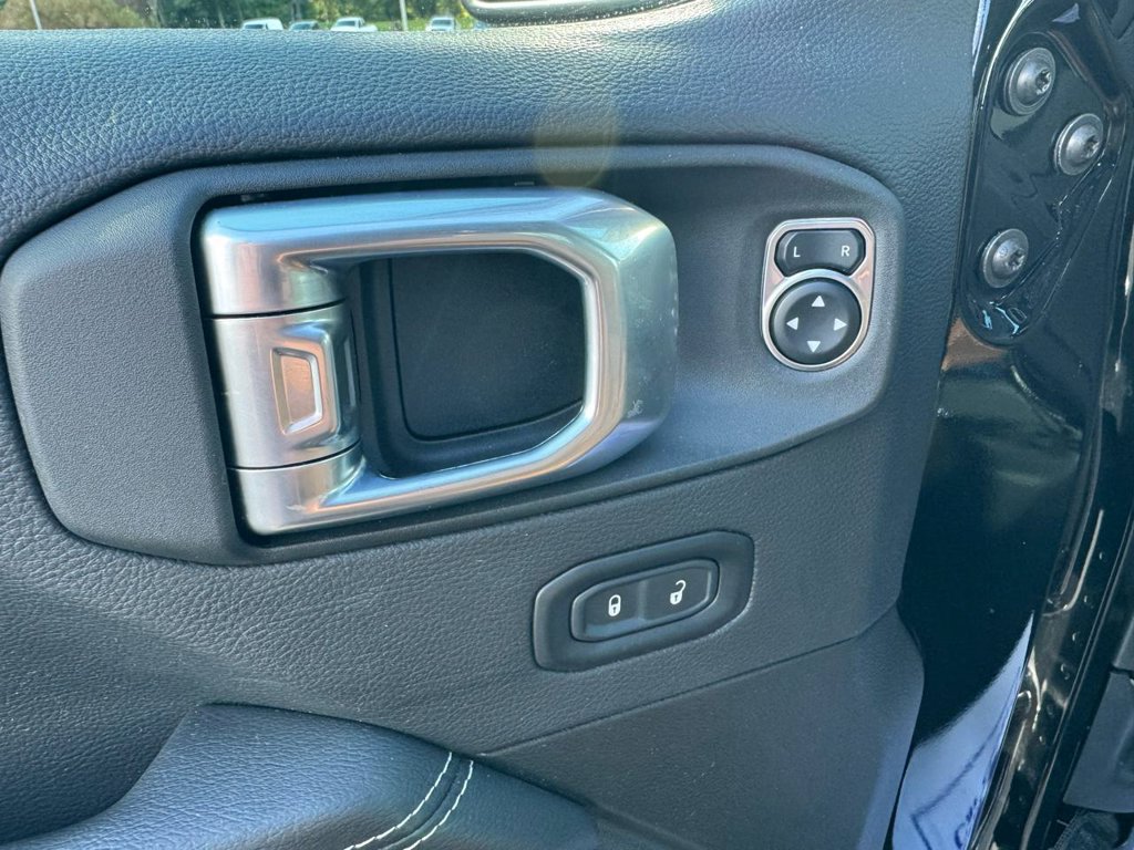 Used 2022 Jeep Wrangler Unlimited Sahara AWD/4WD image 14