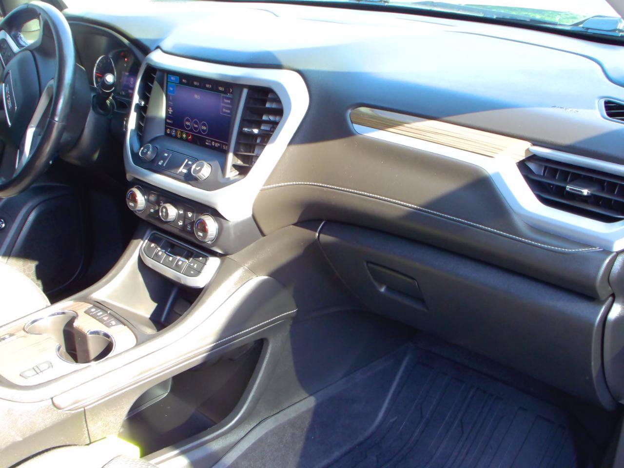 Used 2020 GMC Acadia SLE w/ Driver Convenience Package FWD image 24