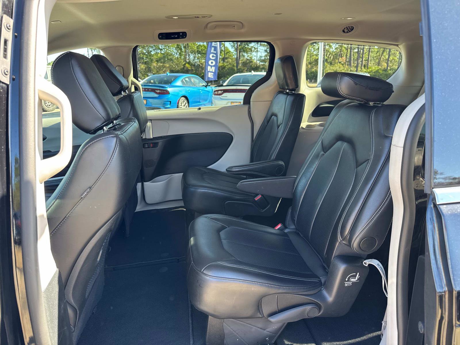 Used 2024 Chrysler Pacifica Touring-L image 15