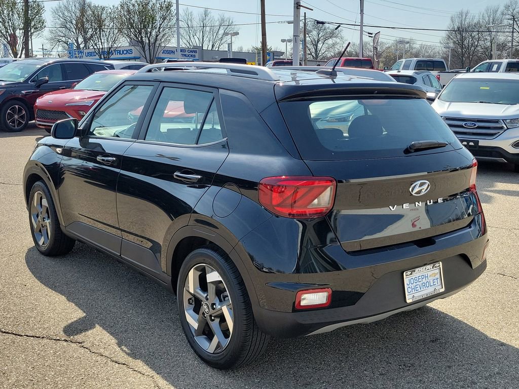 Used 2025 Hyundai Venue SEL image 3