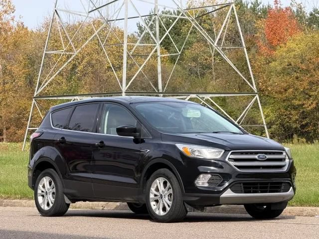 Used 2017 Ford Escape SE w/ SE Cold Weather Package AWD/4WD image 1