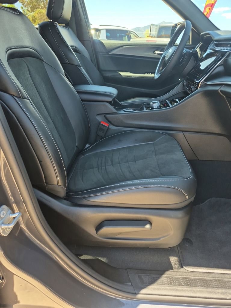 Used 2025 Jeep Grand Cherokee Altitude image 28