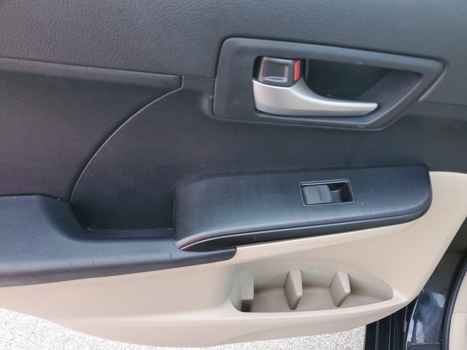 Used 2012 Toyota Camry LE image 16