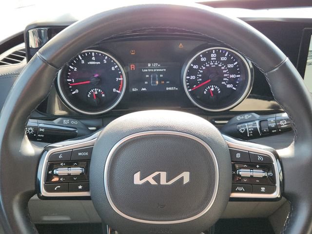 Used 2022 Kia Carnival EX image 28