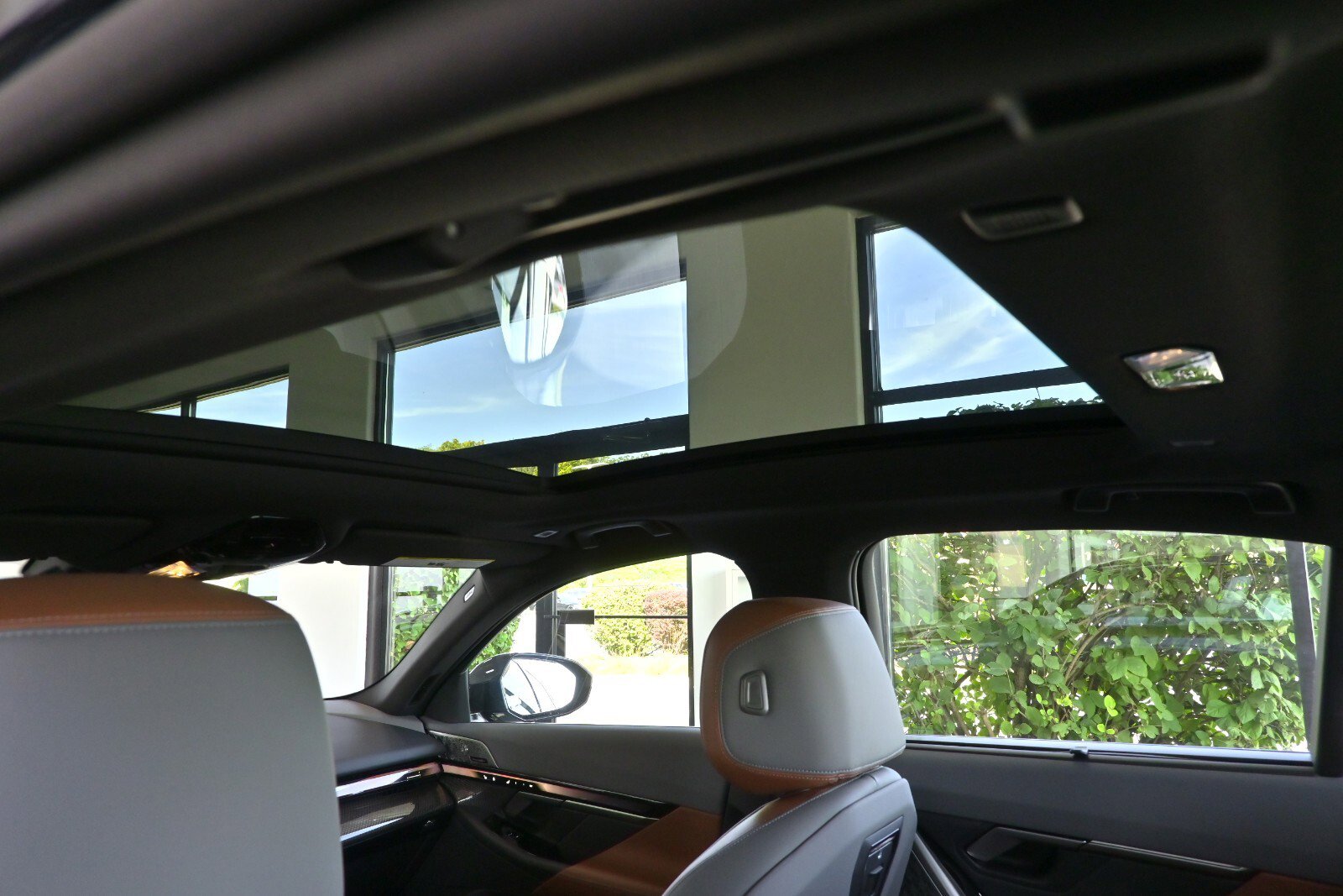 New 2026 BMW 550e xDrive w/ Executive Package image 14