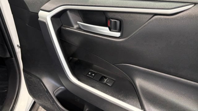 Used 2025 Toyota RAV4 XLE FWD image 23