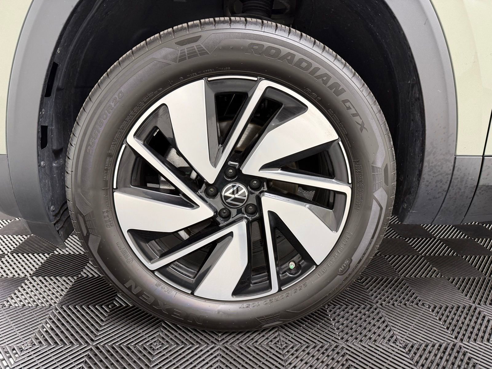 Used 2025 Volkswagen Atlas SE image 10