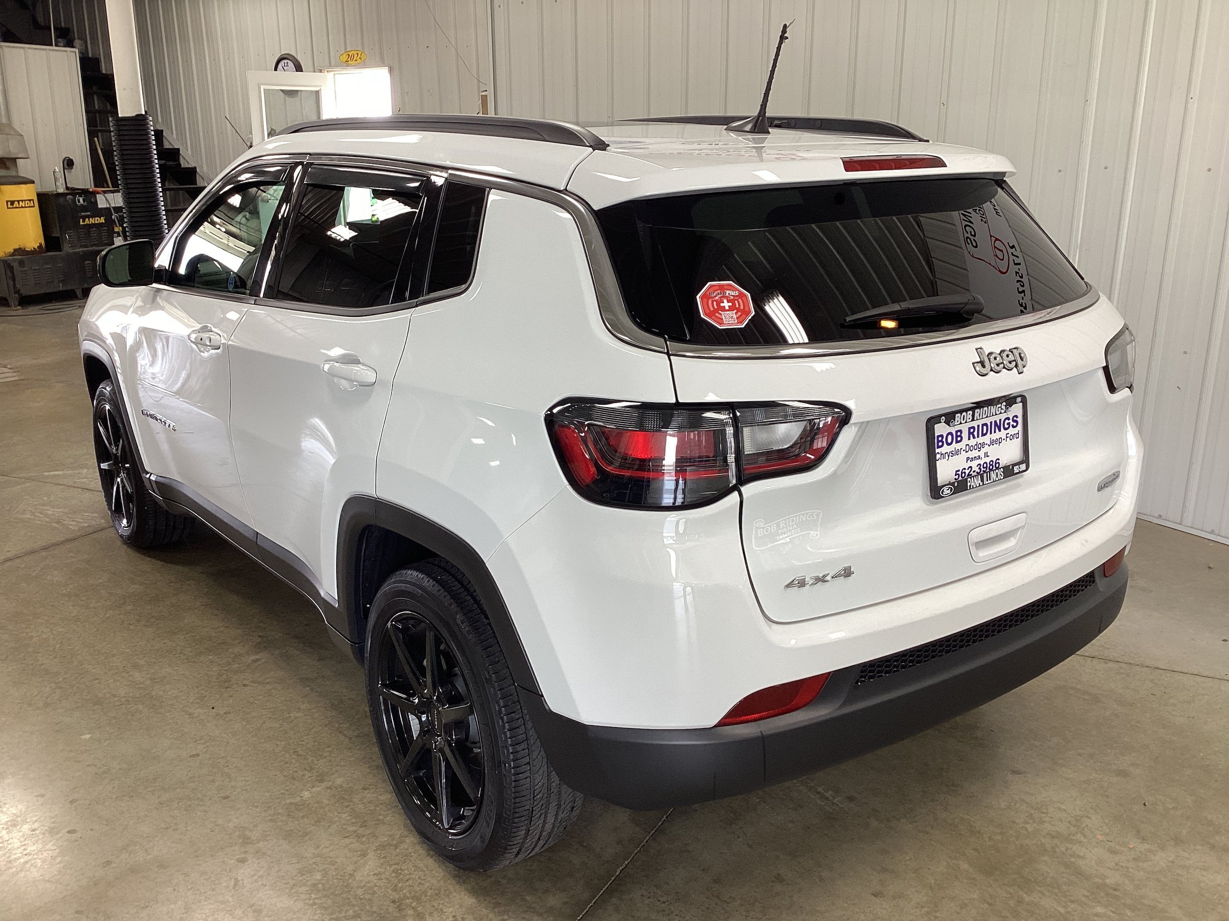 Used 2024 Jeep Compass Latitude w/ Sun and Sound Group AWD/4WD image 3