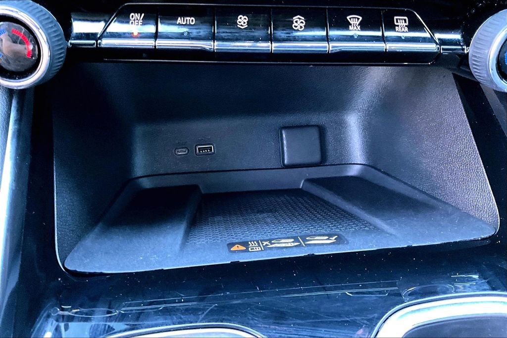 Used 2024 Chevrolet Traverse RS image 31