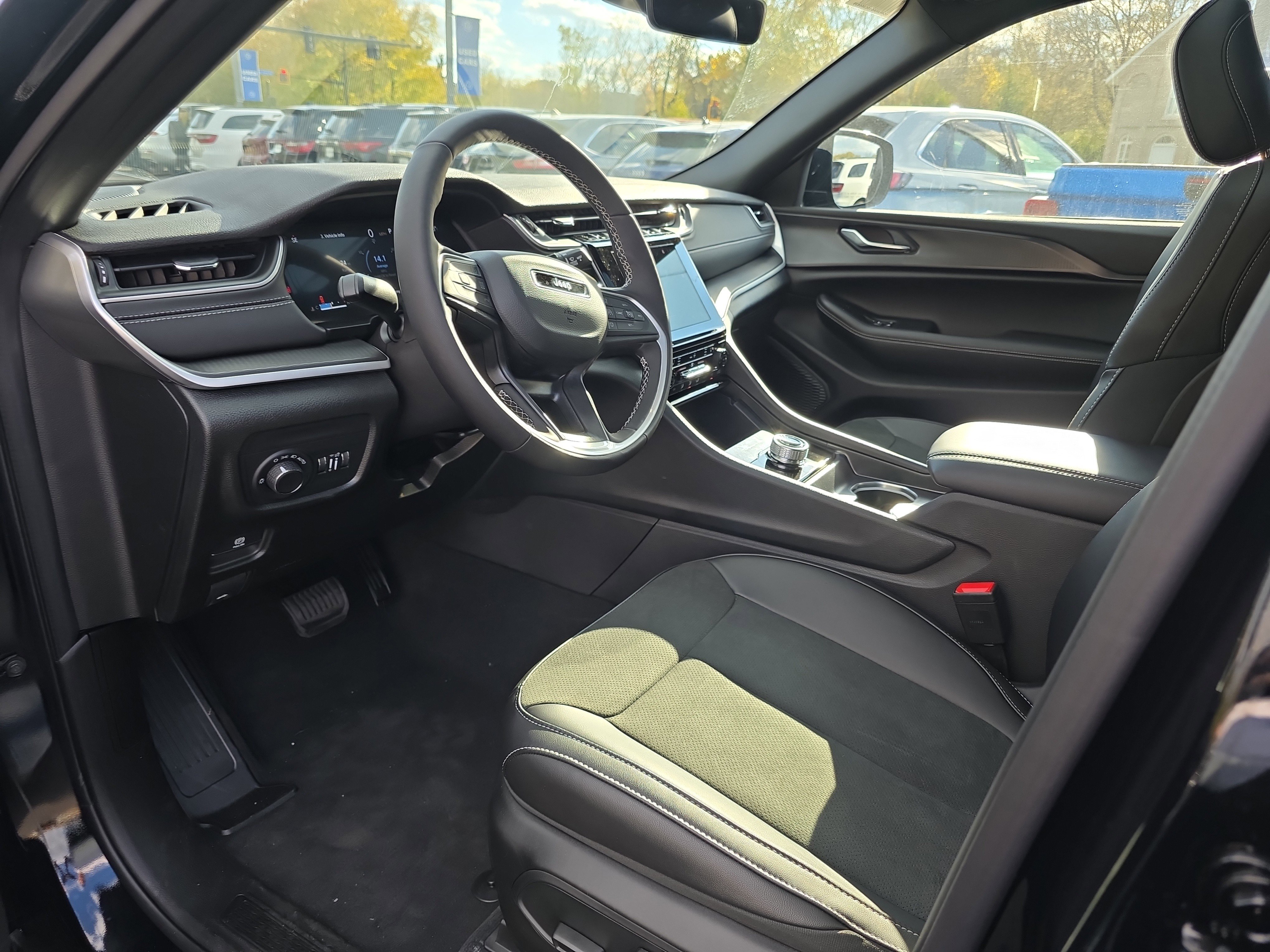 New 2025 Jeep Grand Cherokee Altitude image 3