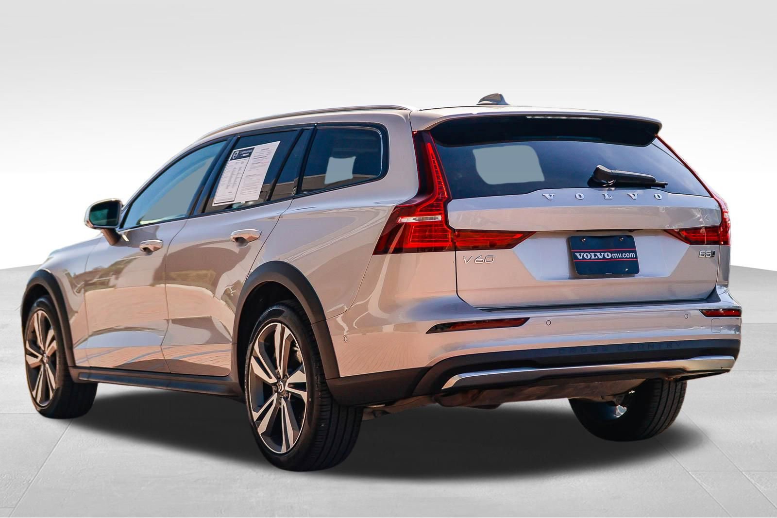Used 2025 Volvo V60 B5 Cross Country Plus image 5