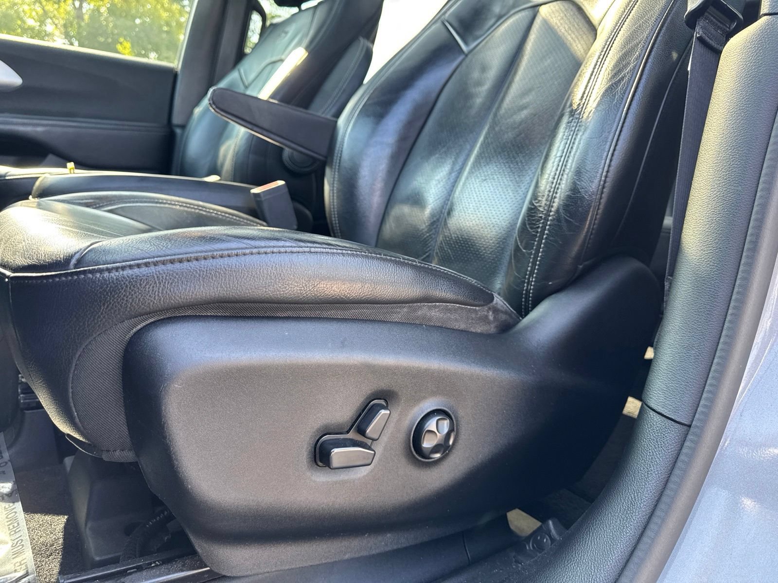 Used 2018 Chrysler Pacifica Touring-L Plus FWD image 15