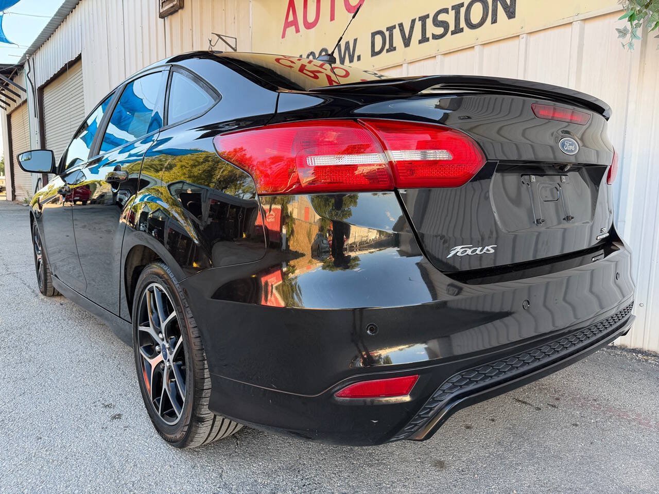 Used 2015 Ford Focus SE w/ SE Sport Package FWD image 10
