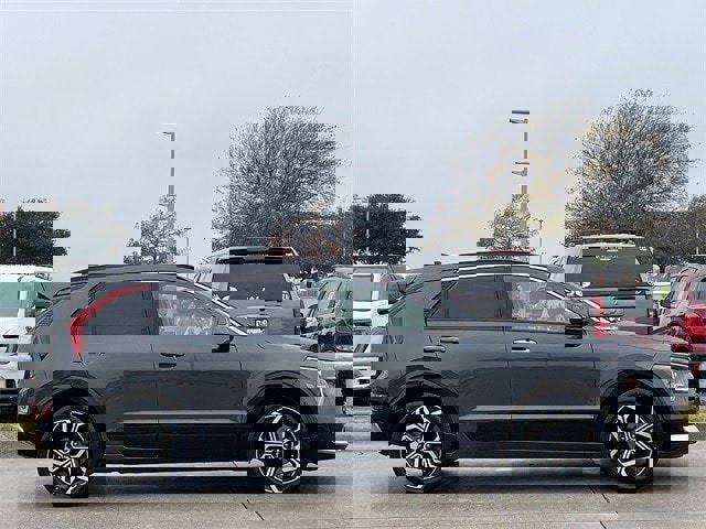 Used 2024 Kia Niro SX Touring image 3