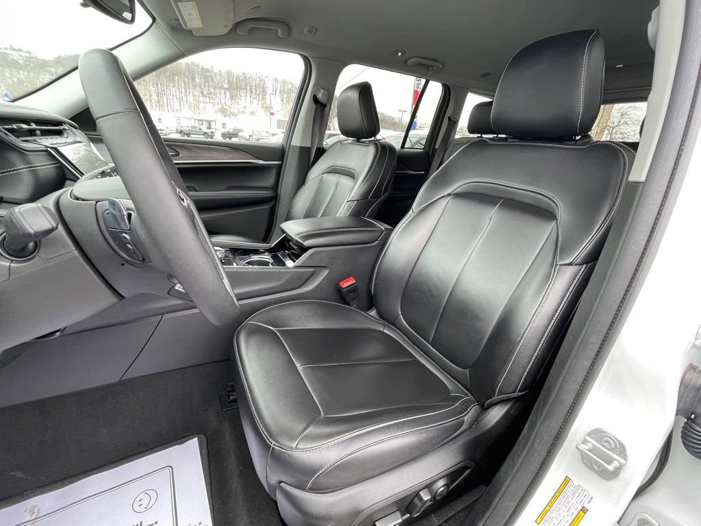 Used 2023 Jeep Grand Cherokee Limited AWD/4WD image 11