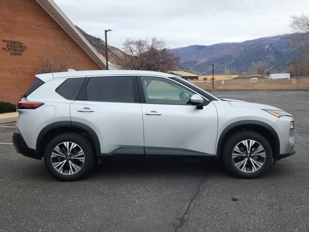 Used 2023 Nissan Rogue SV image 2