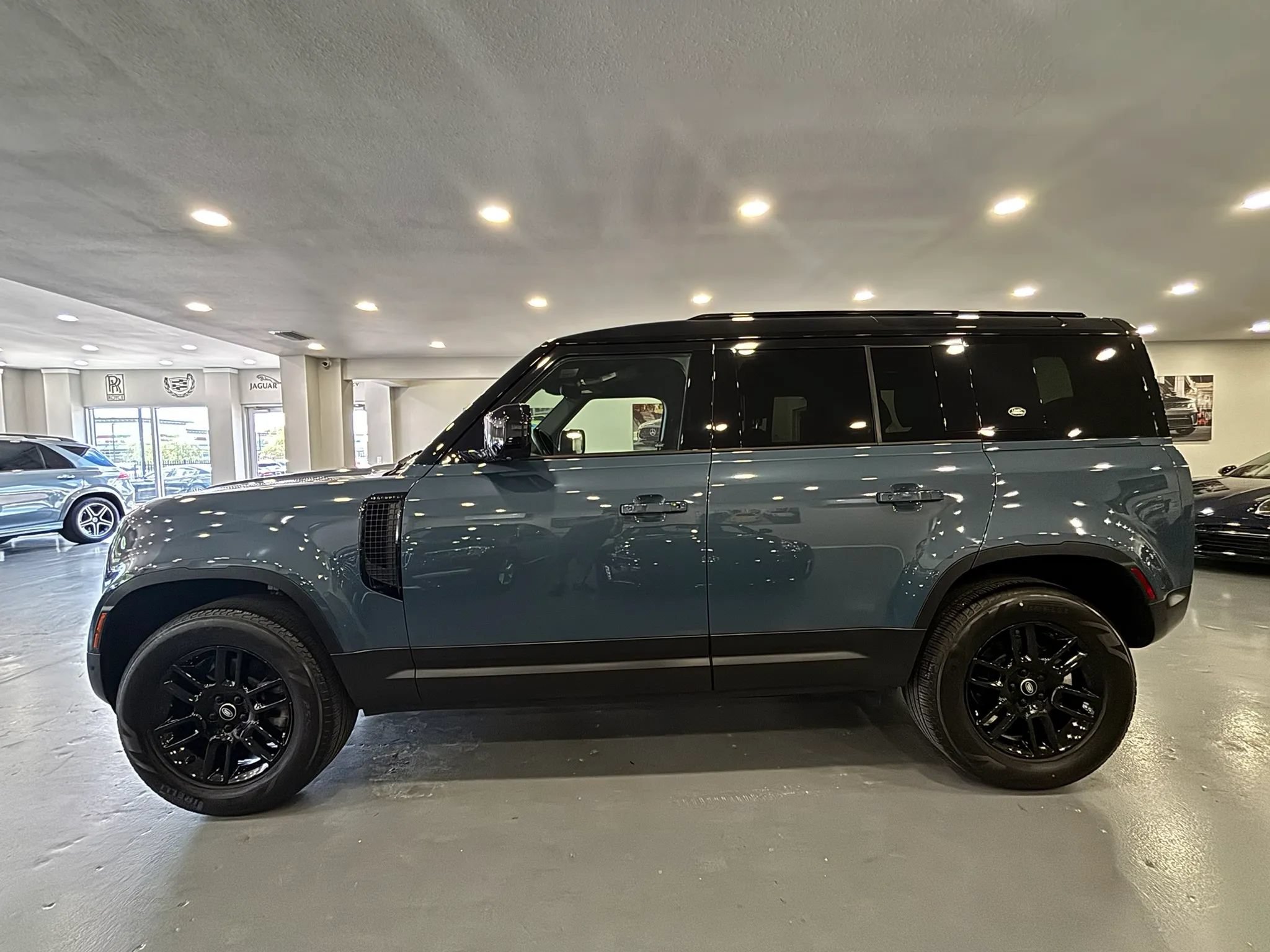 Used 2023 Land Rover Defender 110 S AWD/4WD image 4