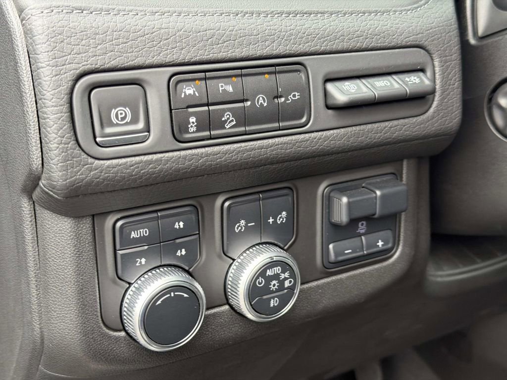 Used 2021 GMC Yukon XL Denali w/ Denali Premium Package image 30