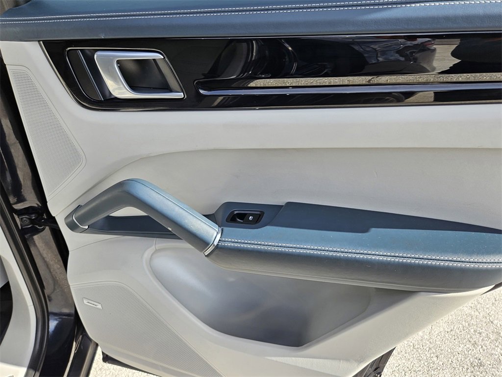 Used 2022 Porsche Cayenne image 34