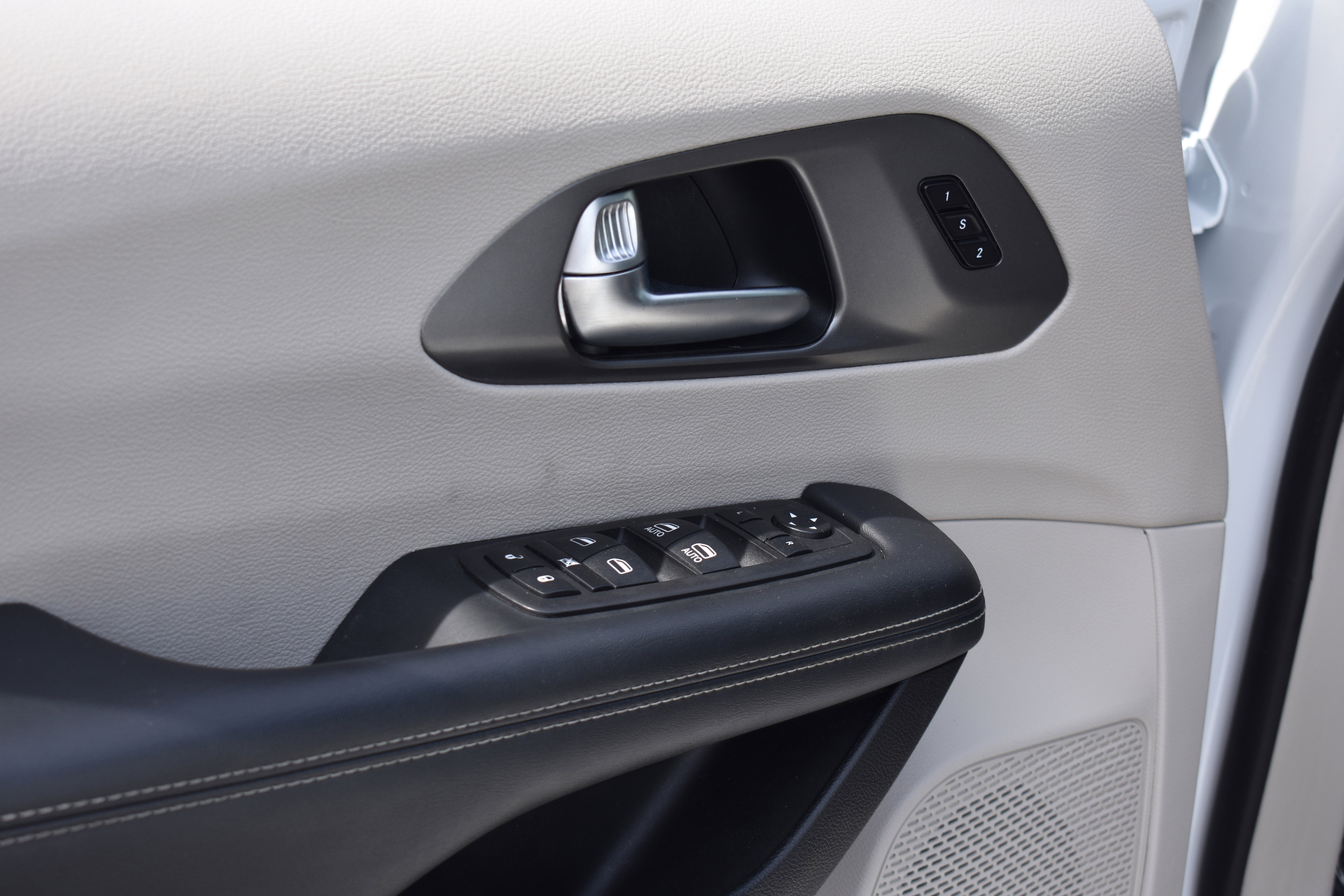 Used 2023 Chrysler Pacifica Touring-L image 27