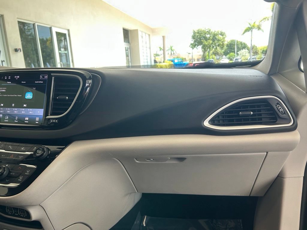 Used 2024 Chrysler Pacifica Touring-L FWD image 22