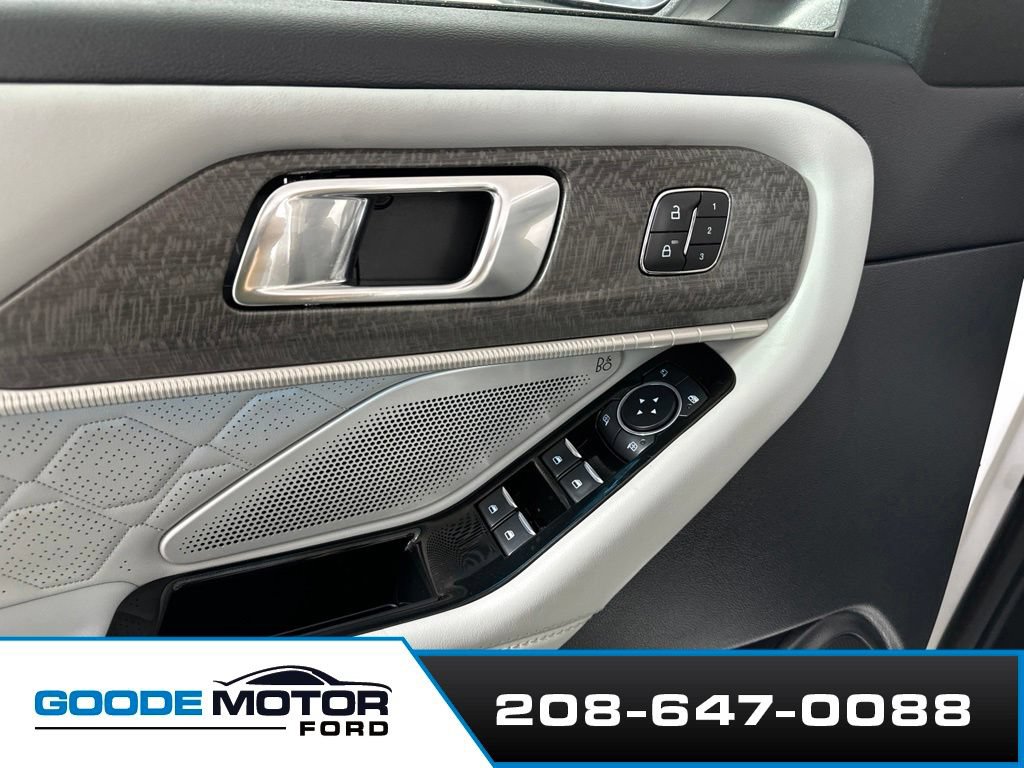 Used 2025 Ford Explorer Platinum w/ Ultimate Package AWD/4WD image 9