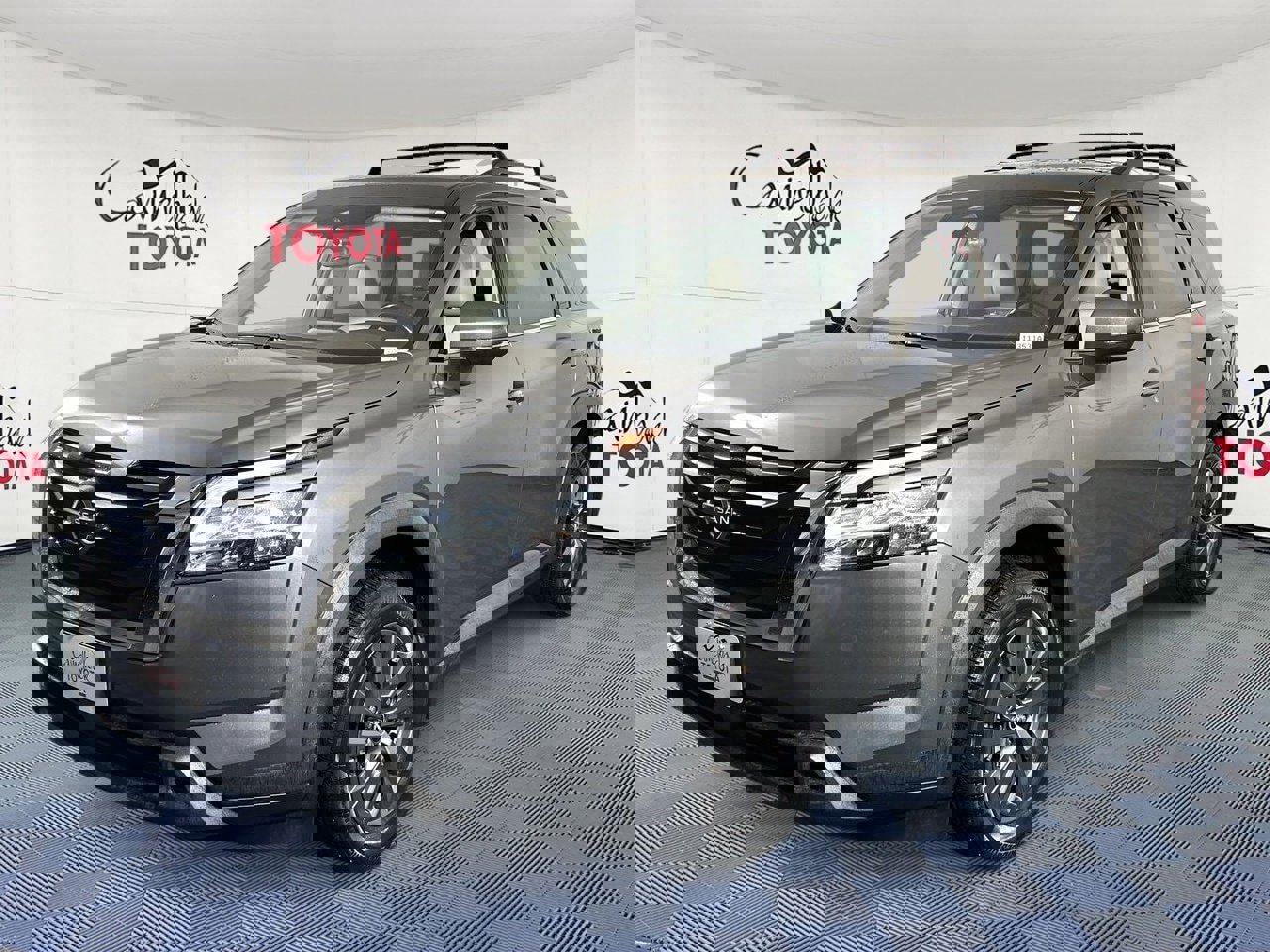 Used 2022 Nissan Pathfinder SV image 2