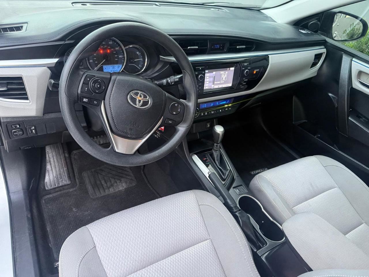 Used 2015 Toyota Corolla LE FWD image 19