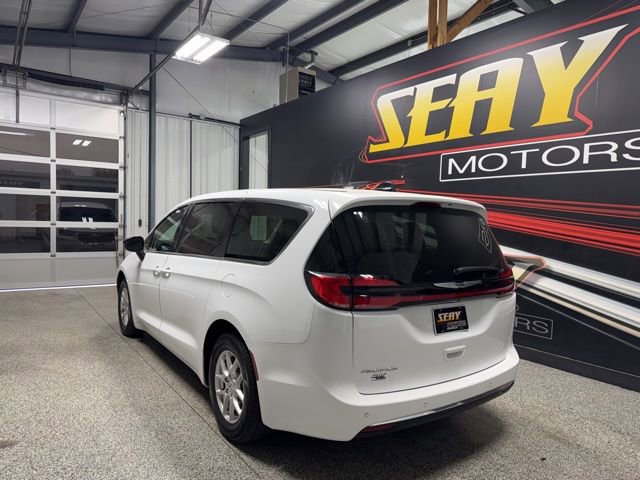 Used 2024 Chrysler Pacifica Touring-L image 18