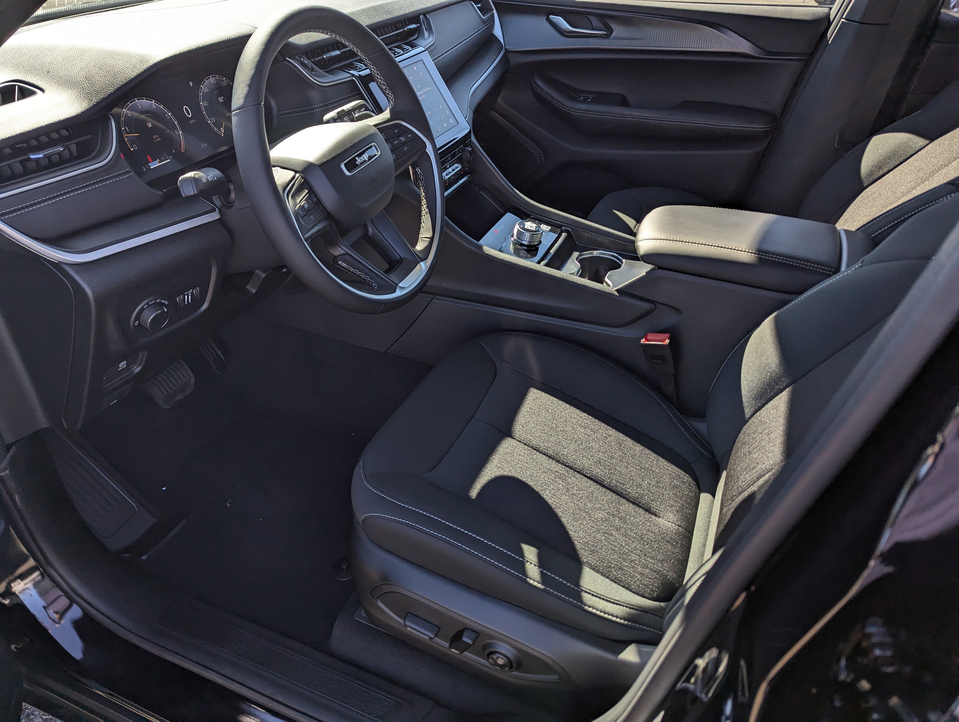 New 2025 Jeep Grand Cherokee Laredo w/ Luxury Tech Group I image 9