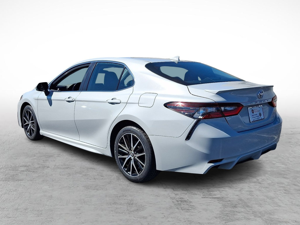 Used 2024 Toyota Camry SE image 3