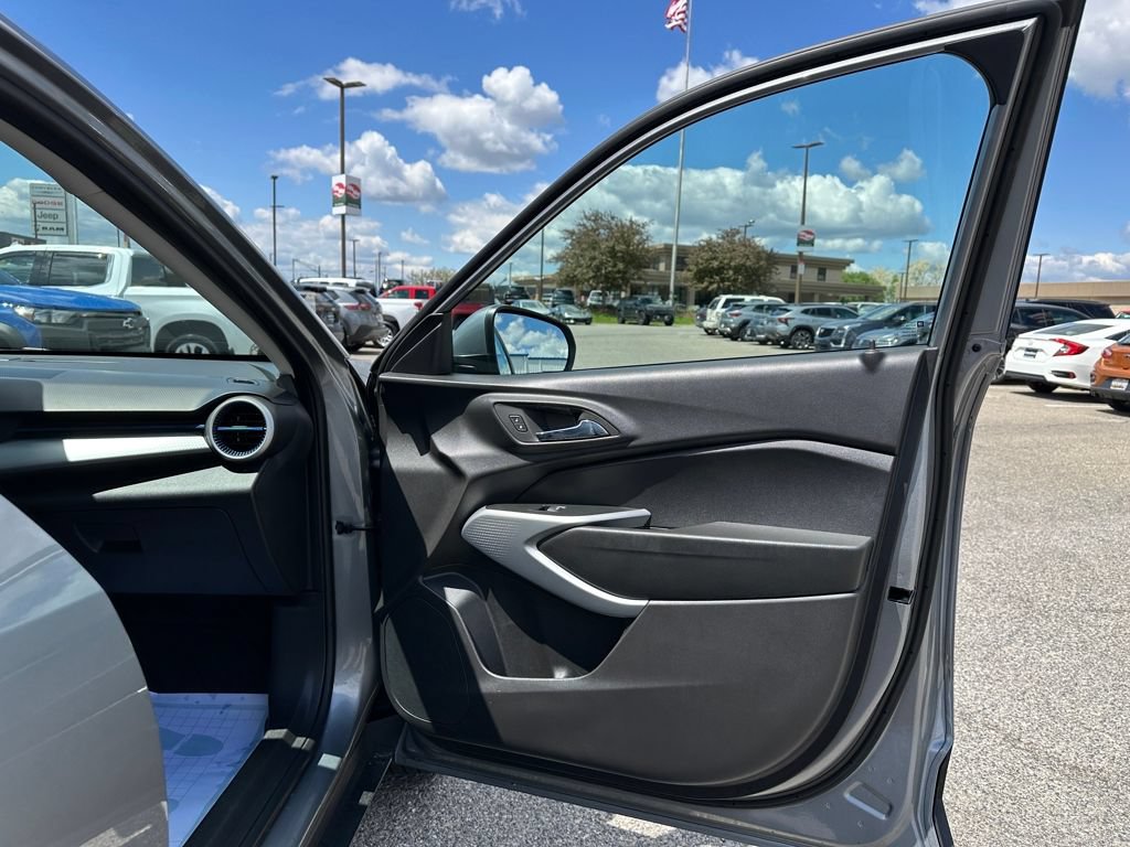 Certified 2025 Chevrolet Trax LS w/ LS Convenience Package FWD image 18
