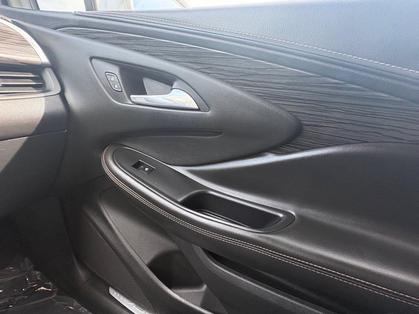 Used 2017 Buick Envision Essence FWD image 16