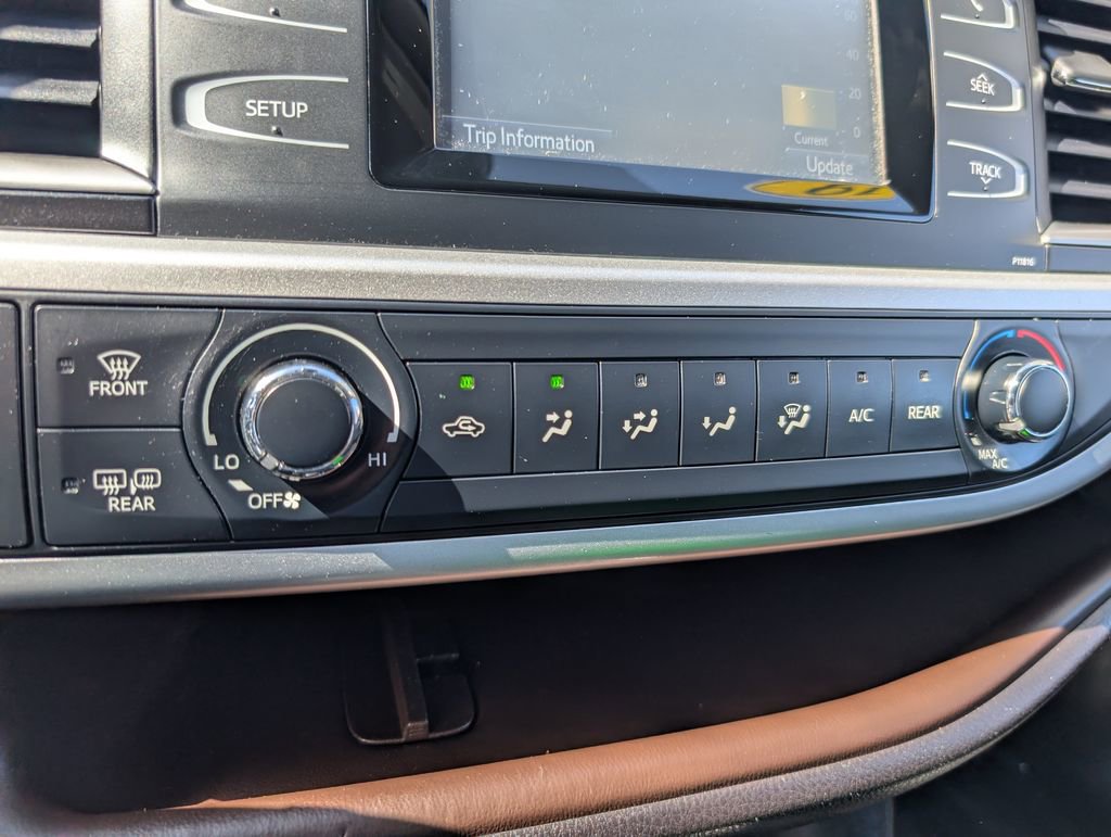 Used 2019 Toyota Highlander LE AWD/4WD image 21