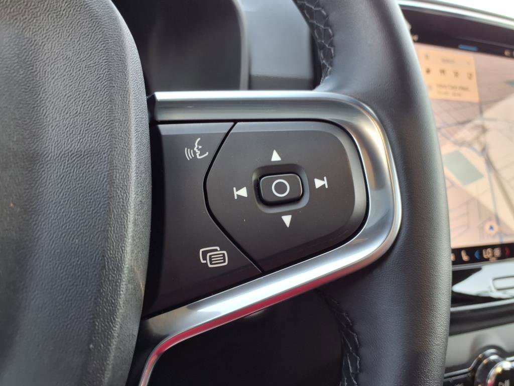 Used 2025 Volvo XC40 B5 Core image 13