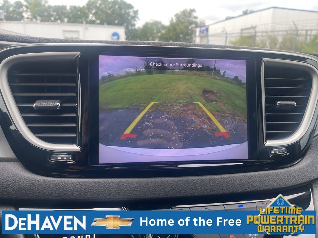 Used 2025 Chrysler Pacifica Select FWD image 15