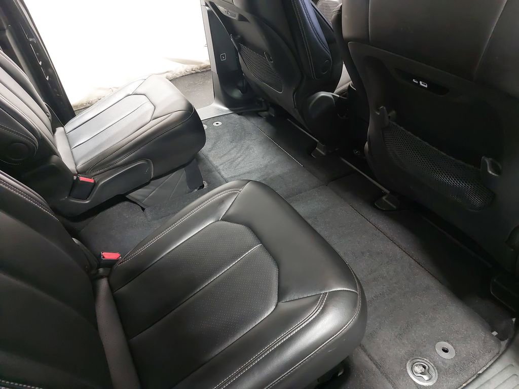 Used 2025 Chrysler Pacifica Select image 11