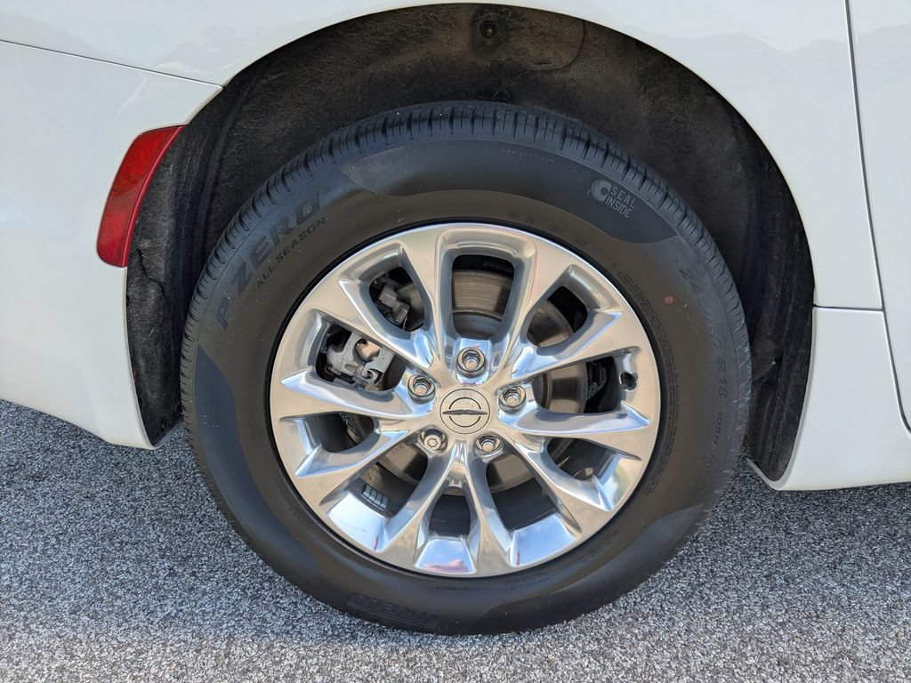 Used 2023 Chrysler Pacifica Touring-L AWD/4WD image 15