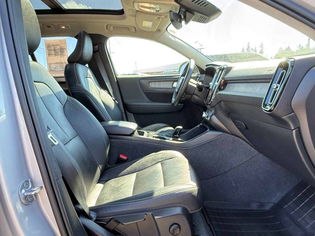 Used 2024 Volvo XC40 B5 Core AWD/4WD image 9