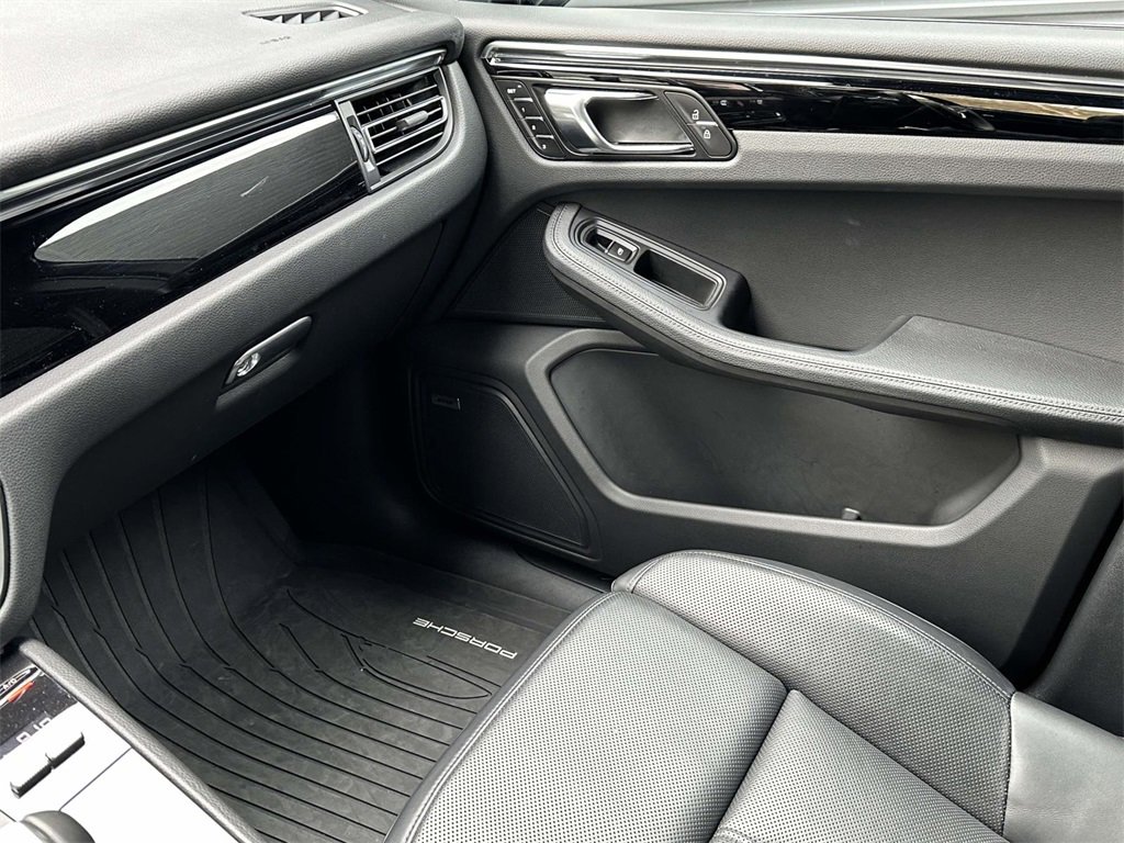 Certified 2025 Porsche Macan image 29