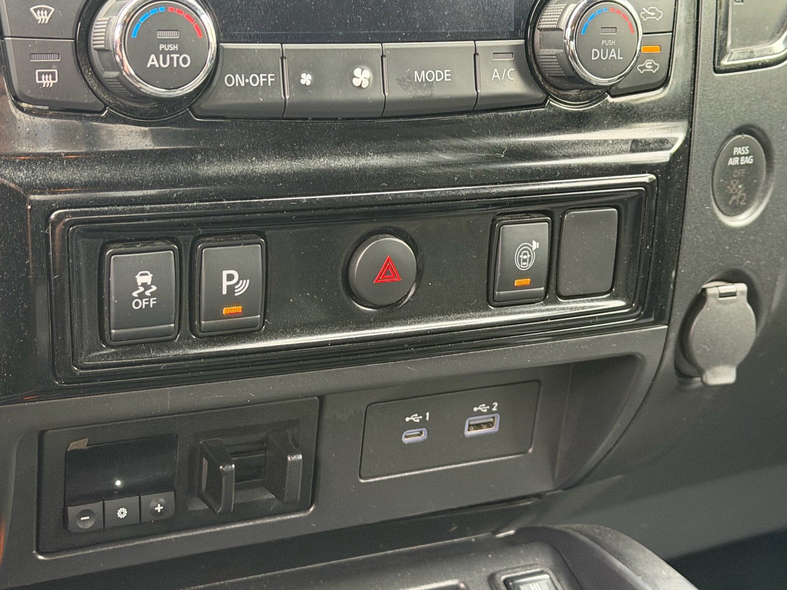 Used 2023 Nissan Titan SV w/ SV Convenience Package AWD/4WD image 27