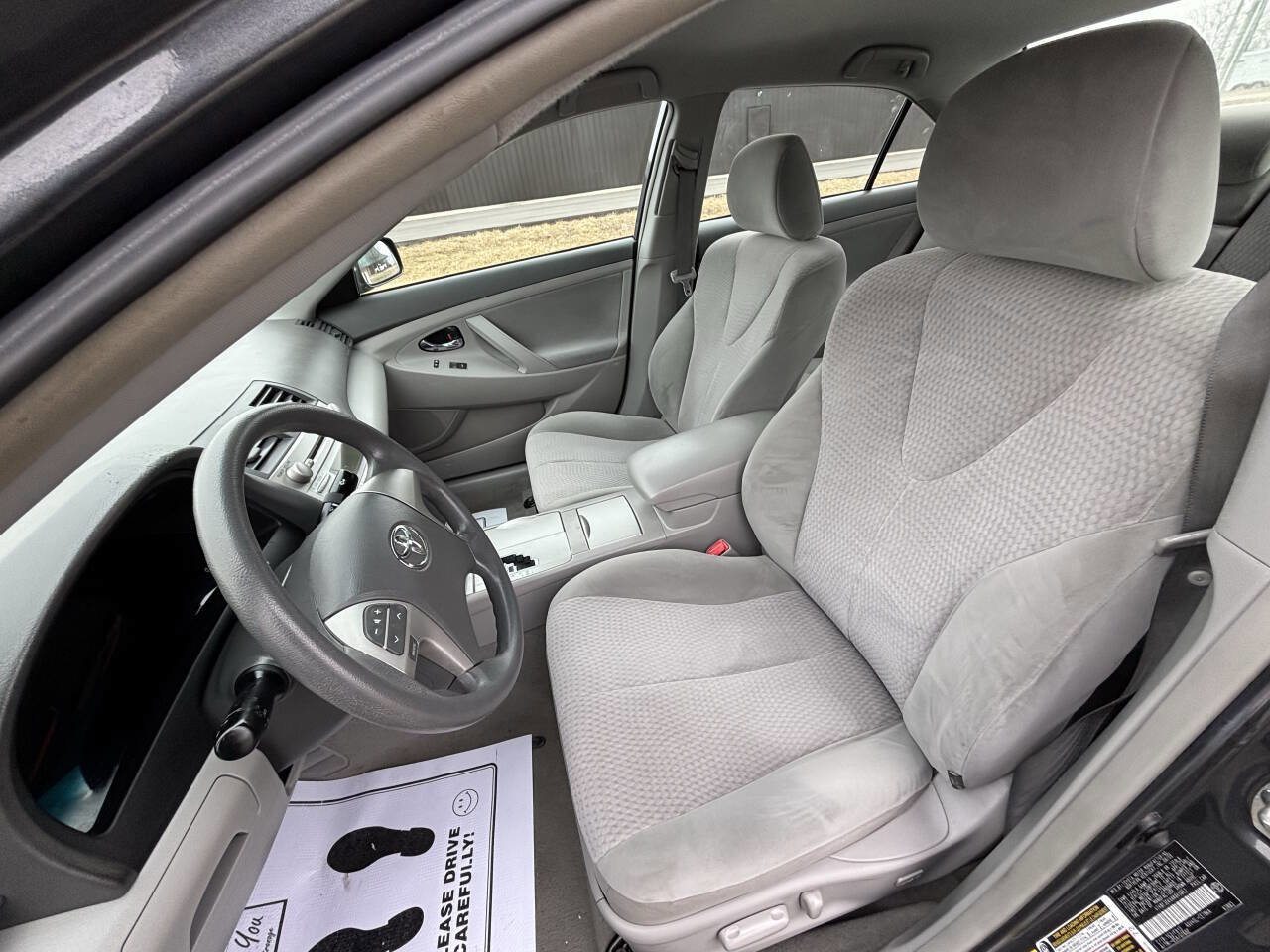 Used 2010 Toyota Camry LE image 9