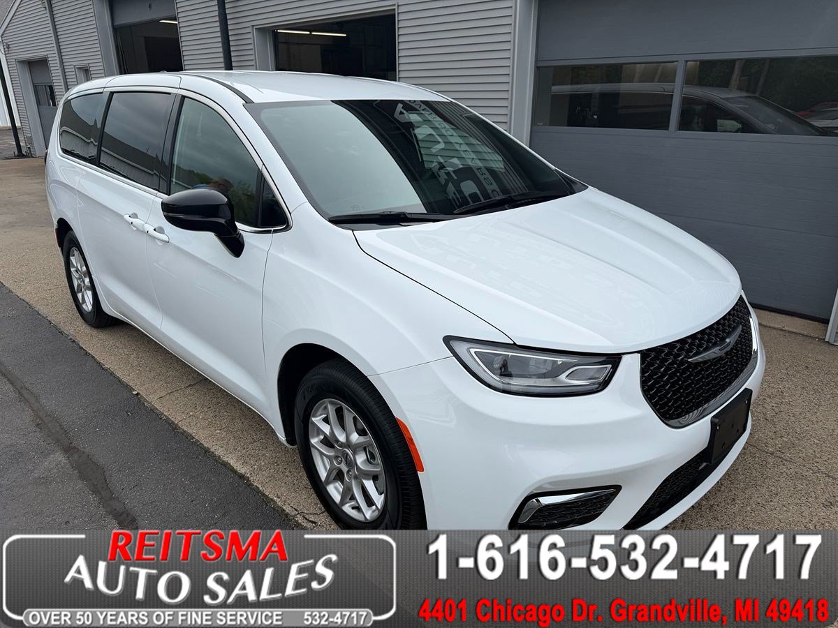 Used 2025 Chrysler Pacifica Select FWD image 1