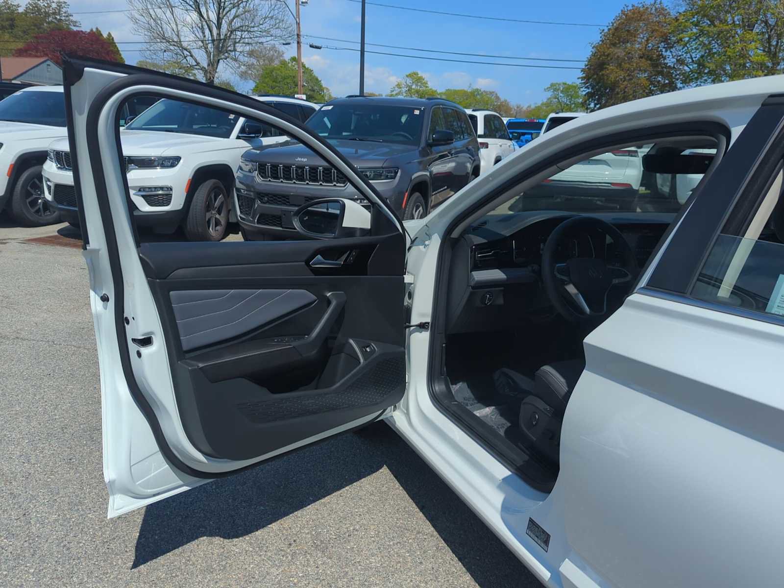Used 2025 Volkswagen Jetta SEL FWD image 11