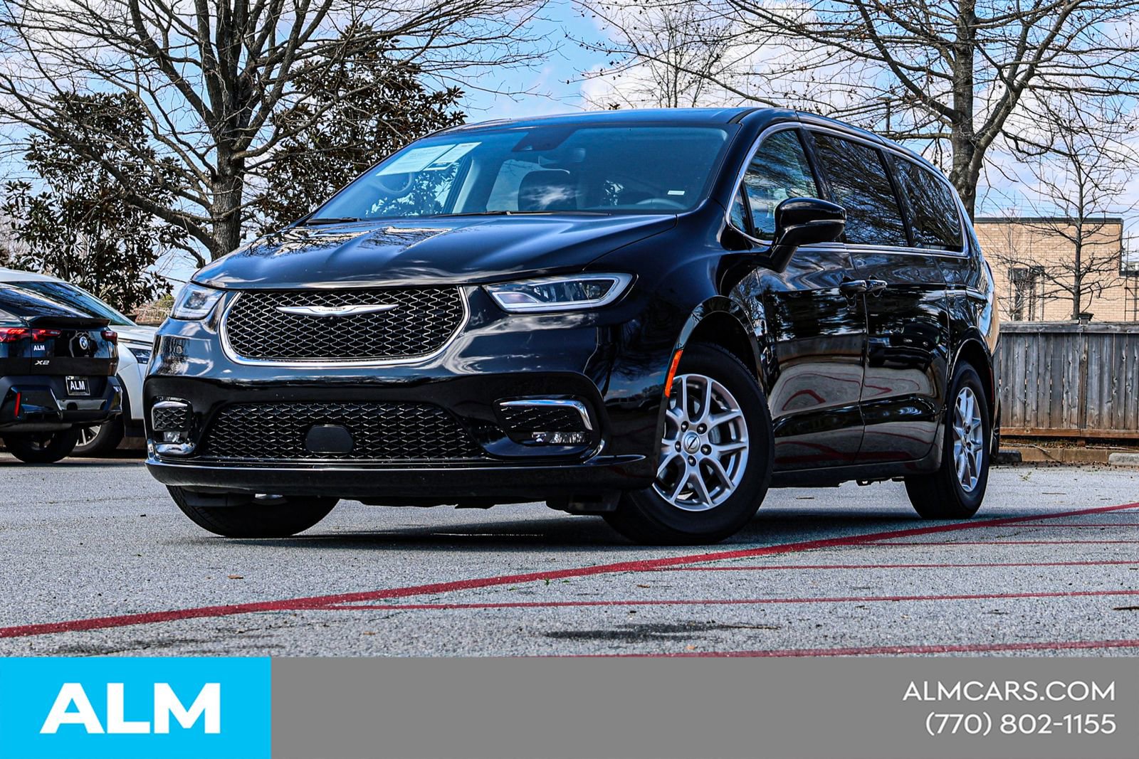 Used 2024 Chrysler Pacifica Touring-L FWD image 3