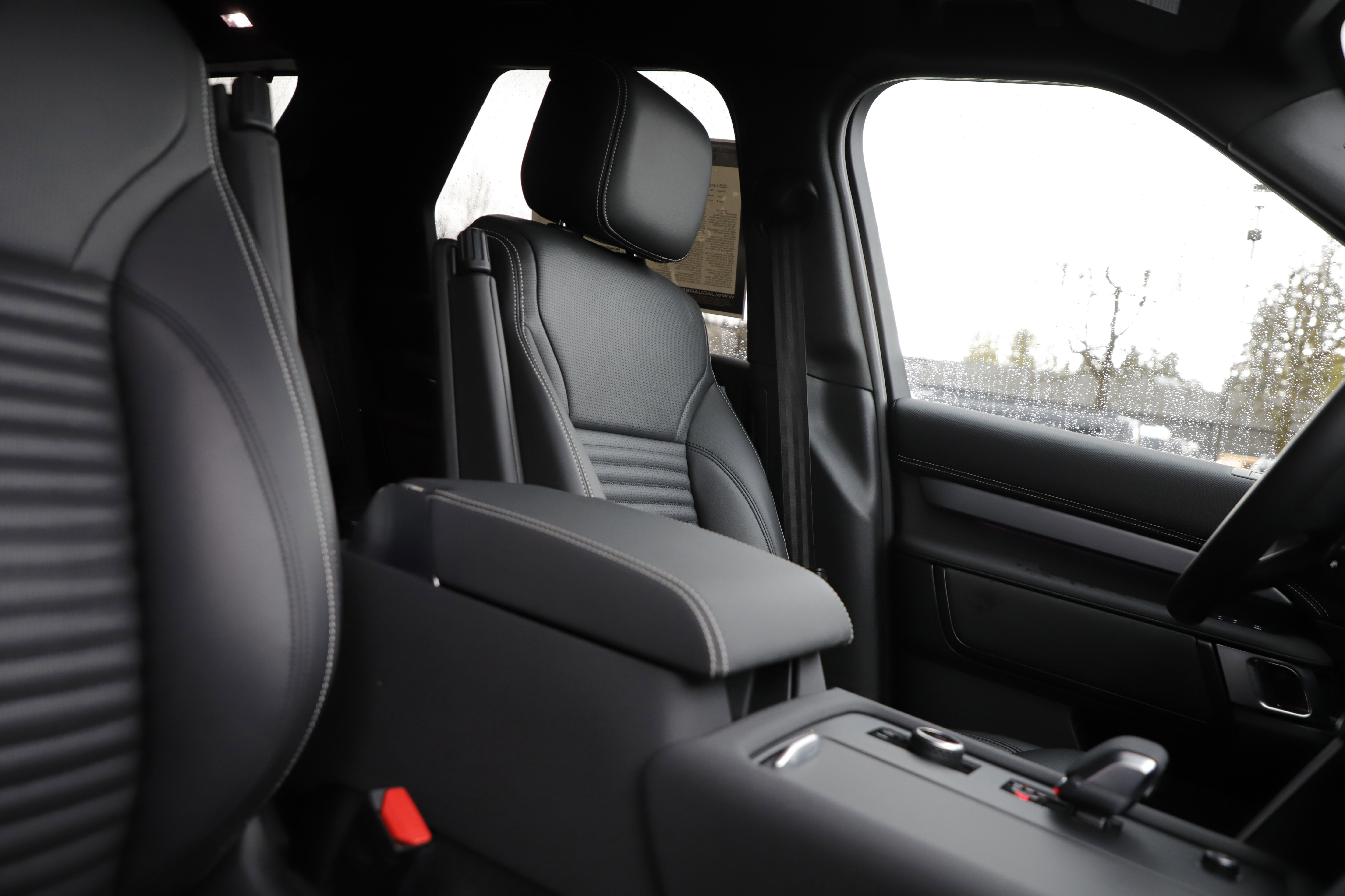 Certified 2025 Land Rover Discovery Dynamic SE image 12