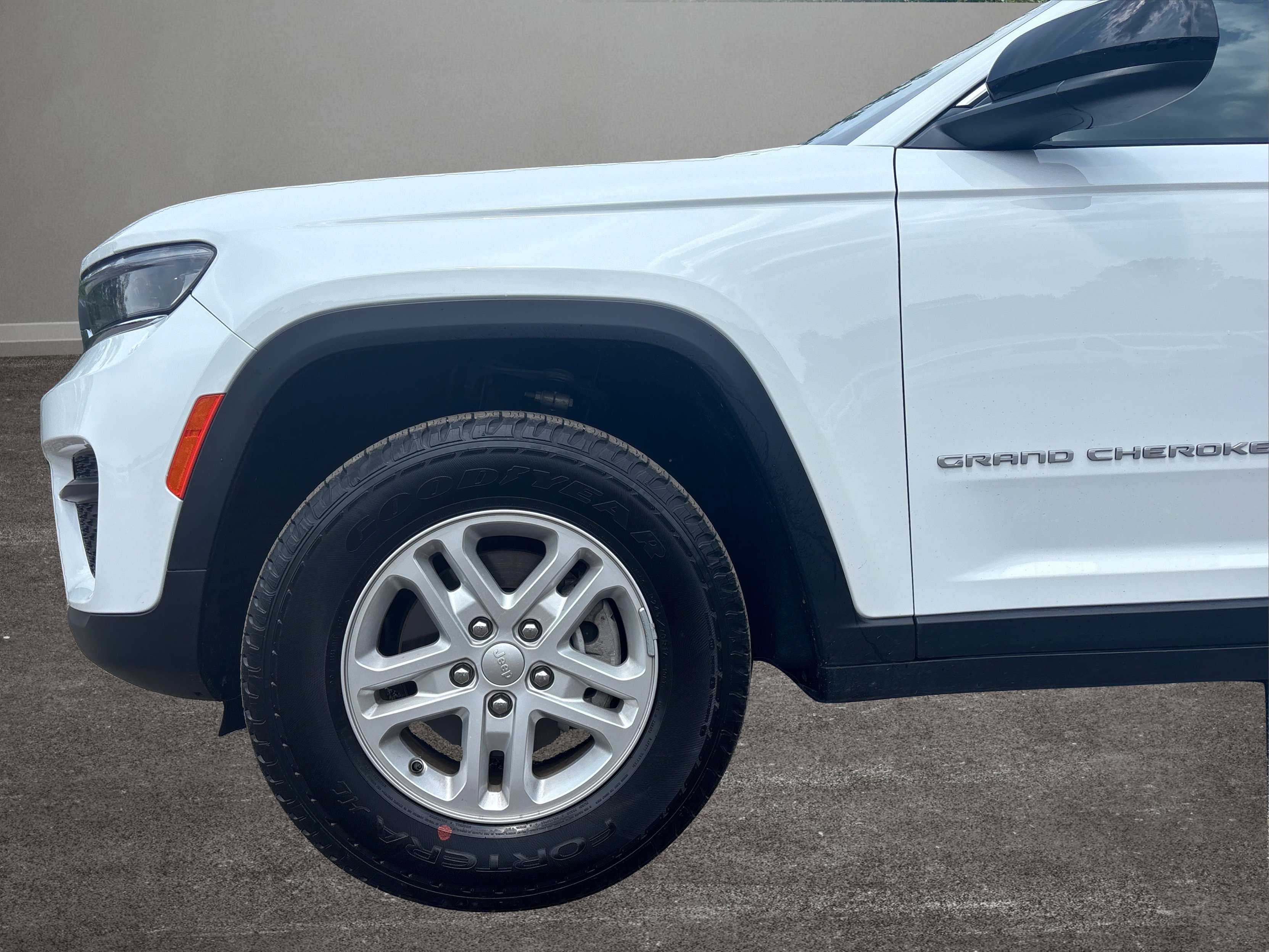 Used 2024 Jeep Grand Cherokee Laredo image 33